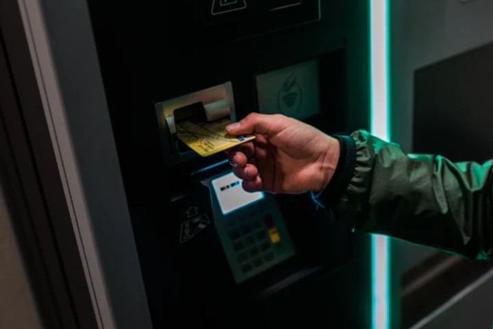 Cara mengambil uang di ATM BCA, BRI, BNI, Mandiri, dan lainnya (pakai kartu)